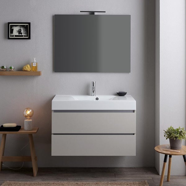 Modernes Badezimmer mit Waschbeckenunterschrank, Spiegel und seitlichen Tischen.