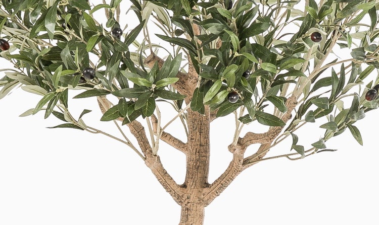 Stamm einer Kunstpflanze in einem schwarzen Kunststofftopf mit dunklem Granulat.