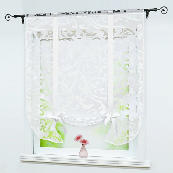 Gardine mit Schleifen und Blumenmuster am Fenster