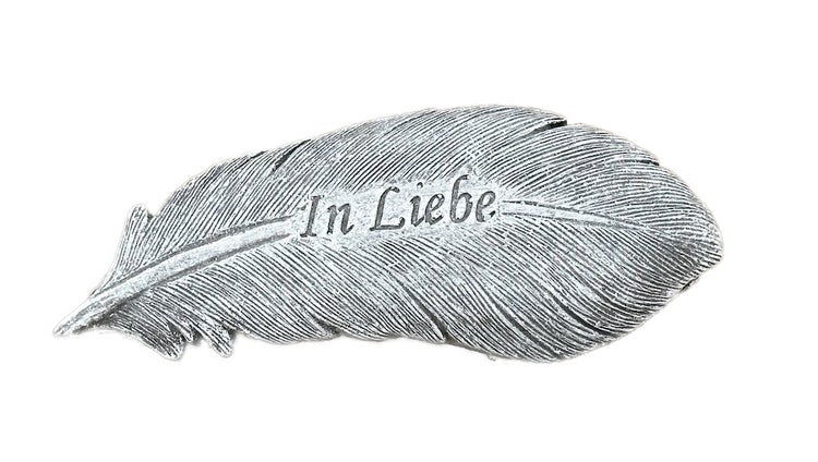 Grabschmuck in Form einer Feder aus Kunststein mit der Gravur In Liebe für die Grabgestaltung.