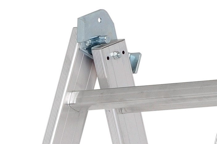 Detailansicht einer Aluminiumleiter mit Befestigungsmechanismus