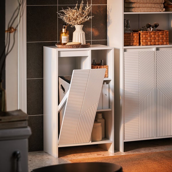 Badezimmer Szene mit weißen Badezimmermöbeln, darunter ein Unterschrank mit Kippfach