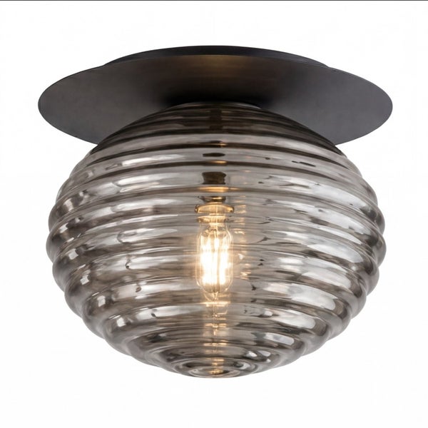 Deckenleuchte mit kugelförmigem, geripptem Glasschirm, schwarzer Metallbefestigung und sichtbarem Leuchtmittel.