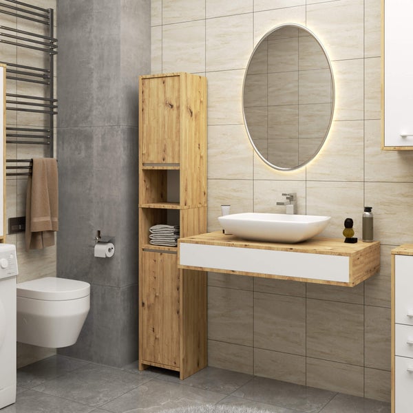 Modernes Badezimmer mit Holzmöbeln, Waschbecken, Spiegel und Toilette