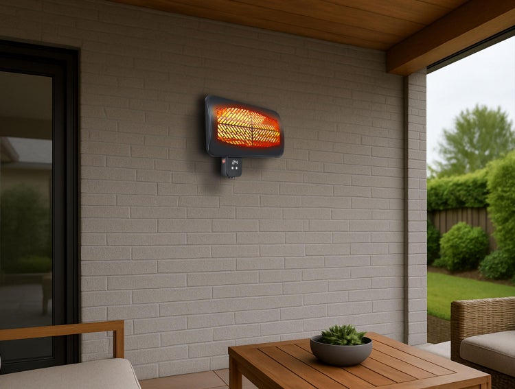 Wandmontierter Heizstrahler auf einer Terrasse