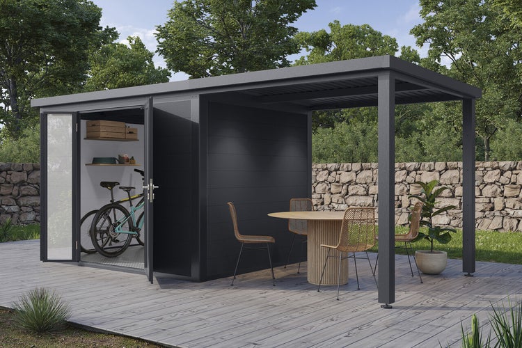 Modernes Gartenhaus mit integriertem überdachten Freisitz und verglaster Flügeltür auf einer Holzterrasse im Garten.
