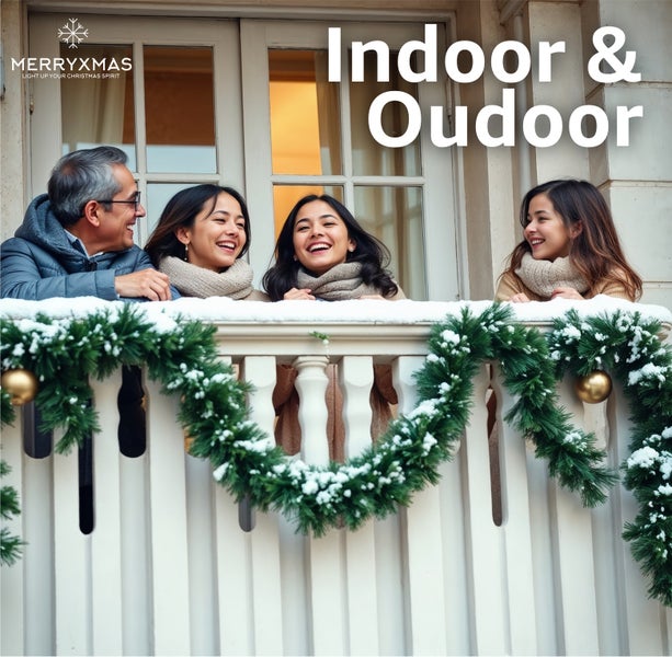 Familie auf einem mit Schneegirlande und Christbaumkugeln geschmückten Balkon