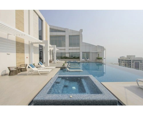 Szene mit Schwimmbad, Whirlpool, Liegestühlen und Sitzgruppe auf einer Dachterrasse