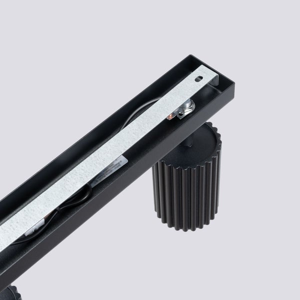 Schwarze Schienenleuchte im Detail