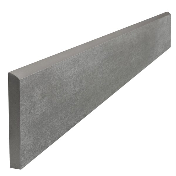 Grauer Rasenbord aus Beton mit einseitiger Abrundung.