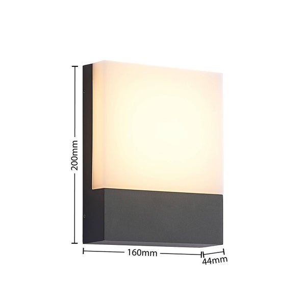 Quadratische Wandleuchte mit Maßen von 200 Millimeter Höhe, 160 Millimeter Breite und 44 Millimeter Tiefe.