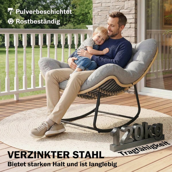 Mann und Kind in Schaukelstuhl aus verzinktem, pulverbeschichtetem Stahl auf Terrasse. Rostbeständig, Tragfähigkeit 120 Kilogramm.