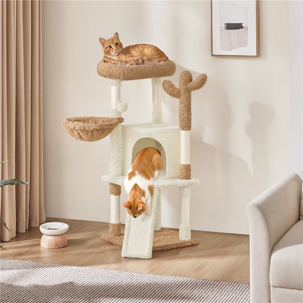 Katzenbaum mit Liegeflächen, Höhle und Kratzstamm im Wohnzimmer mit zwei Katzen
