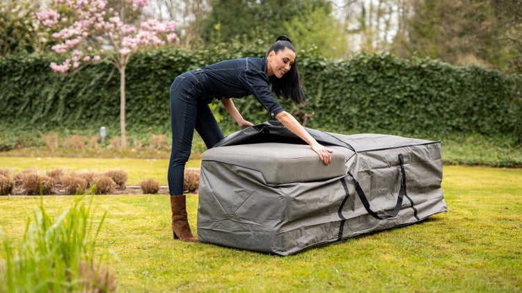 Gartenmöbel Schutzhülle im Aussenbereich mit Frau