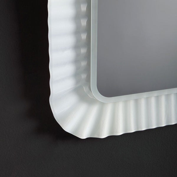 Spiegel mit Rahmen aus geschmolzenem Weißglas und LED
