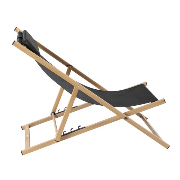 Klappbarer Liegestuhl aus Holz mit schwarzer Textilbespannung und Kopfkissen.
