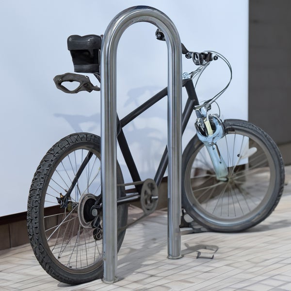 Fahrrad an einem Fahrradständer aus Metall angeschlossen