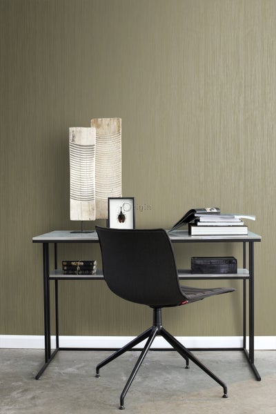 Schreibtisch mit Stuhl, Dekoration und olivefarbener Strukturtapete im Hintergrund