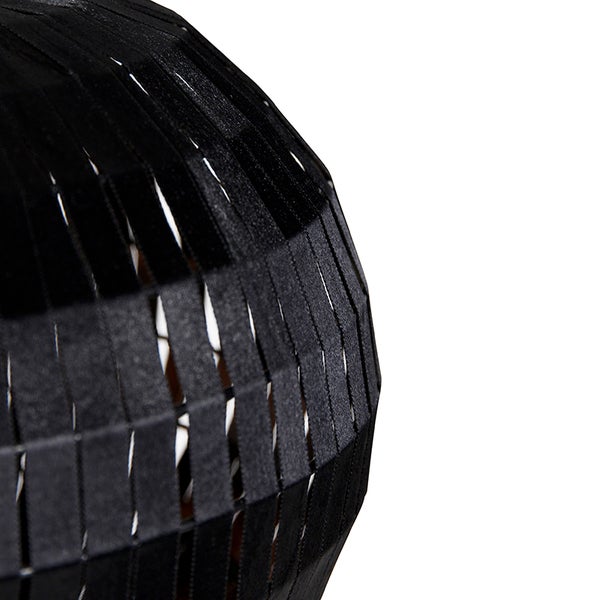 Nahaufnahme einer kugelförmigen Pendelleuchte mit Textilbändern