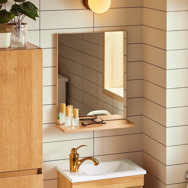 Badezimmer mit Waschtisch, Spiegel mit Ablage, Armatur und Fliesen