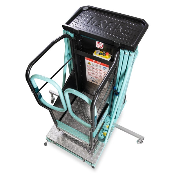 Manuelle türkisfarbene Niedrig-Arbeitsbühne mit Sicherheitsgeländer, rutschfestem Riffelblechboden und Werkzeugablage oben.