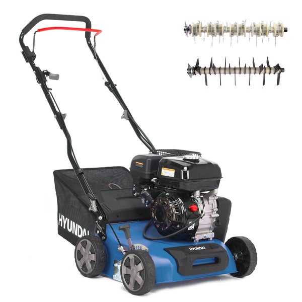 Hyundai Benzin-Vertikutierer in Blau und Schwarz mit Fangkorb sowie zwei verschiedenen Walzen zur Rasenpflege.
