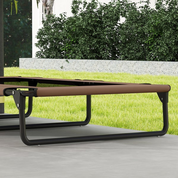 Detailaufnahme einer Gartenliege mit Metallgestell und brauner Bespannung im Außenbereich.