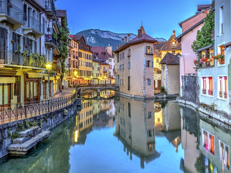 Ansicht der Stadt Annecy mit Kanal und Gebäuden