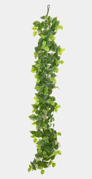 Künstliche Hängepflanze Efeutute mit grünen herzförmigen Blättern.