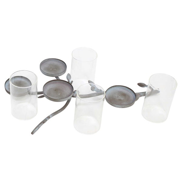 Dekorativer Kerzenhalter mit fünf Glasaufsätzen für eine stimmungsvolle Beleuchtung.