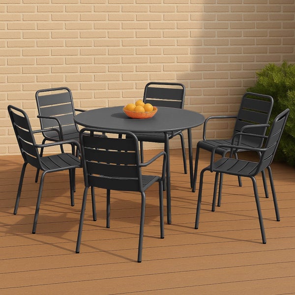 Gartenmöbel-Set aus rundem Metalltisch und sechs Armlehnenstühlen in Anthrazit auf einer Holzterrasse vor einer Backsteinwand.