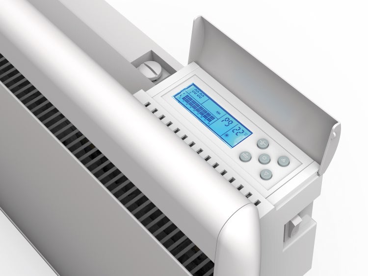 Dekorativer Elektrokamin mit Holzfächern in einem Wohnzimmer.