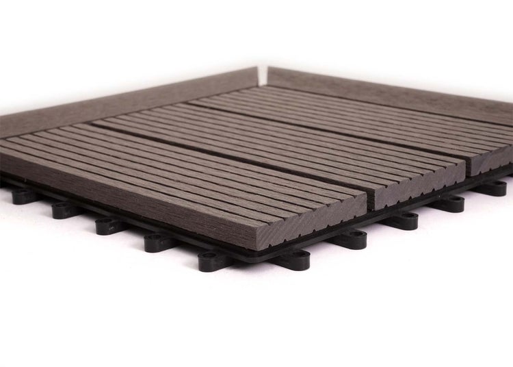 Graue WPC-Klickfliese für die Terrasse mit geriffelter Oberfläche und schwarzem Kunststoff-Stecksystem.