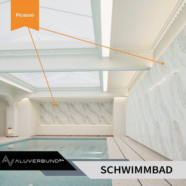 Schwimmbad mit Deckenverkleidung und Beleuchtung