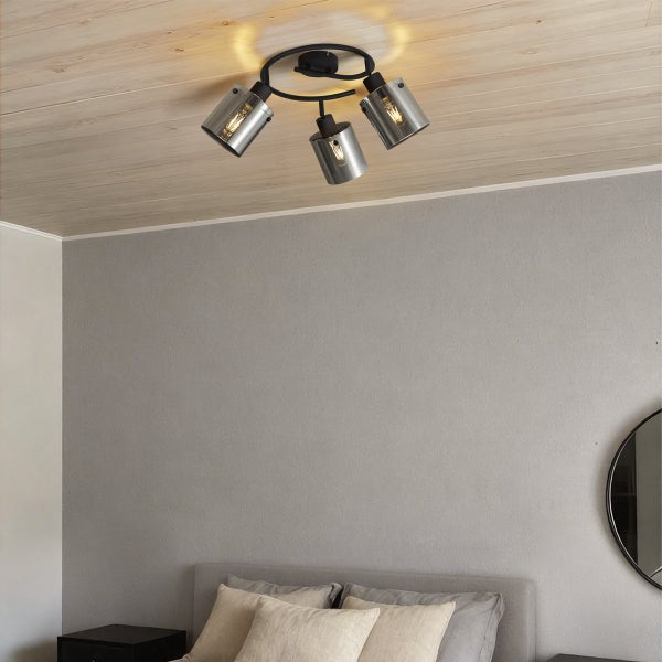 Deckenleuchte mit drei Strahlern aus Metall im Schlafzimmer.