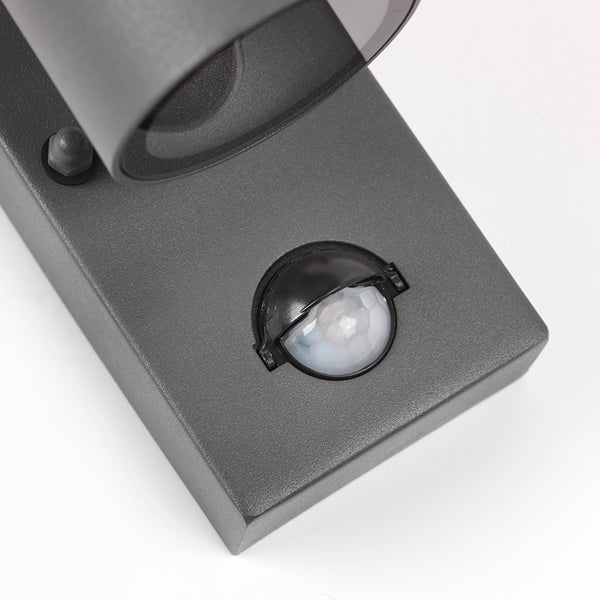 Nahaufnahme eines integrierten Bewegungsmelders an einer anthrazitfarbenen Außenwandleuchte.