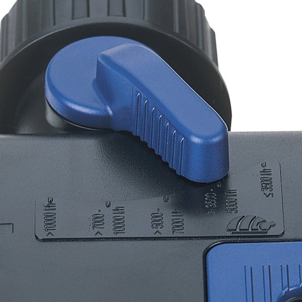 Nahaufnahme eines blauen Einstellhebels für die Durchflussmenge an einem Teichfilter mit Skala in Litern pro Stunde.