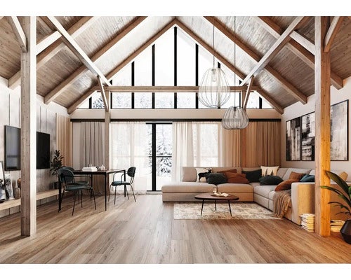 Modernes Wohnzimmer mit Holzboden, sichtbaren Deckenbalken, Ecksofa und großen Fenstern mit Ausblick auf eine verschneite Landschaft.