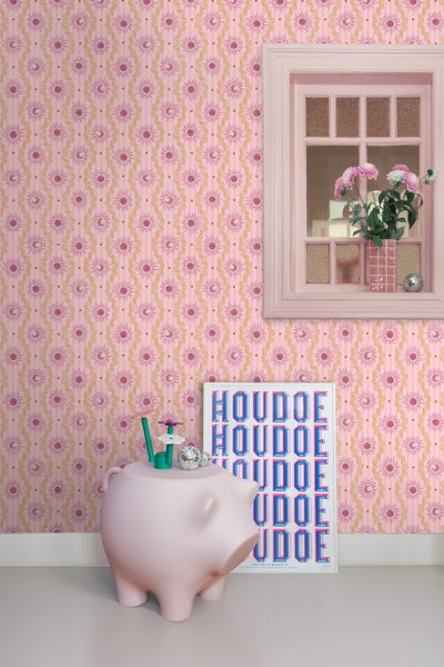 Zimmer mit Mustertapete, Fenster, Dekoration und Schweinchen