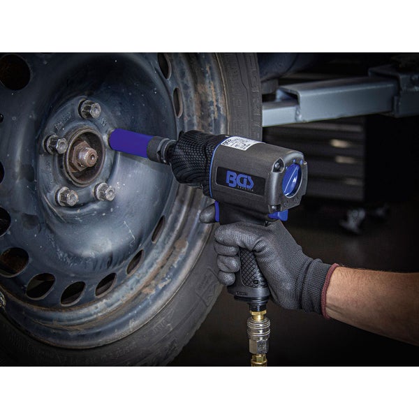 Wandspot mit Holzsockel und Metallelementen