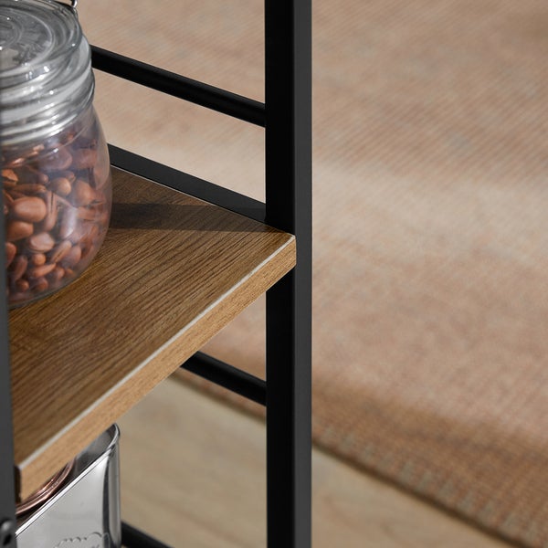 Detailaufnahme eines Regals mit Glasbehälter und Dekoartikeln