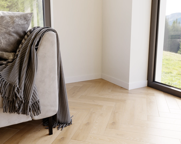 Innenraum mit Sofa, Decke und Fischgrätparkett