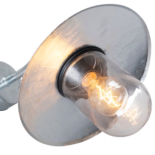 Außenwandleuchte aus Metall in Silber mit rundem Schirm, Glasabdeckung und leuchtender Glühbirne.