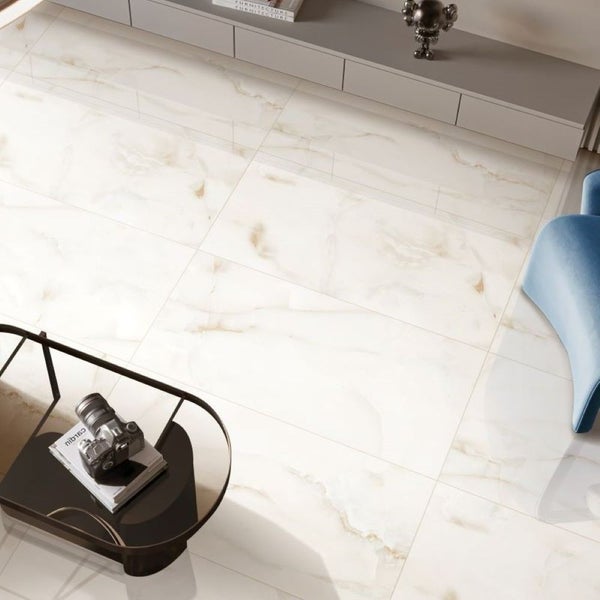 Heller, gefliester Boden mit Möbeln in einem modern eingerichteten Raum.