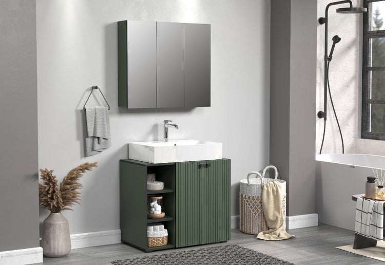 Modernes Badezimmer mit grünem Waschtischunterschrank mit offenen Regalen, weißem Aufsatzwaschbecken und dreitürigem Spiegelschrank.