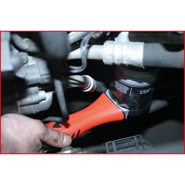 Ölfilterschlüssel im Einsatz an einem Ölfilter