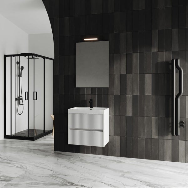 Modernes Badezimmer mit Waschtischunterschrank in Rillenoptik, Spiegel, Armatur, Duschkabine, Wandfliesen und Bodenfliesen in Marmoroptik.