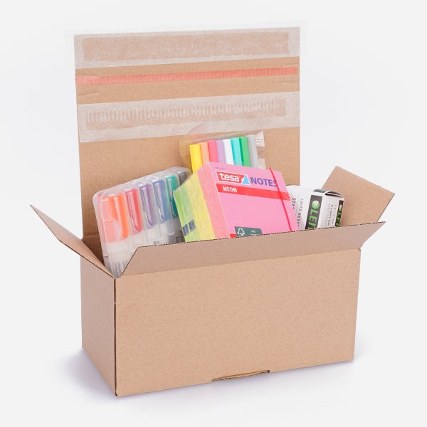 Ein offener Karton gefüllt mit verschiedenen Büroartikeln wie Textmarkern und Haftnotizen.