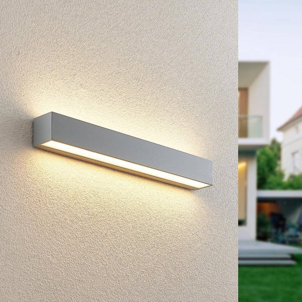 Moderne rechteckige LED Außenwandleuchte aus grauem Metall an einer Fassade mit Licht nach oben und unten.