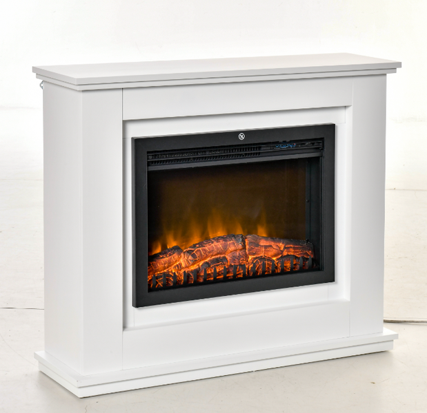 Elektrischer Kamin mit weißer Umrandung und realistischer Flammenoptik über glühenden Holzscheiten.